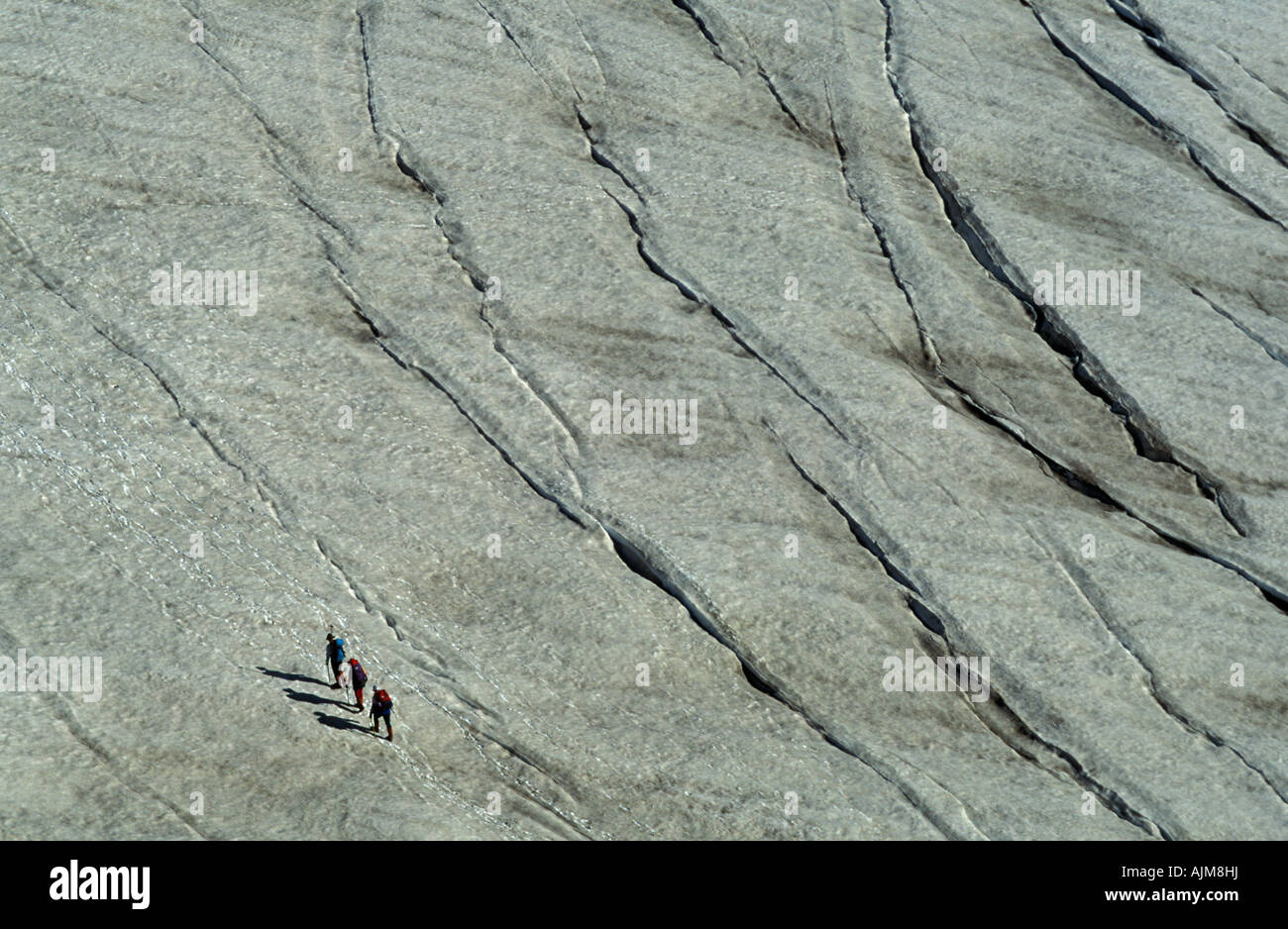 Alpinismo tre alpinisti in avvicinamento passa a sfera sulla sfera ghiacciaio delle Alpi del Sud Nuova Zelanda Foto Stock