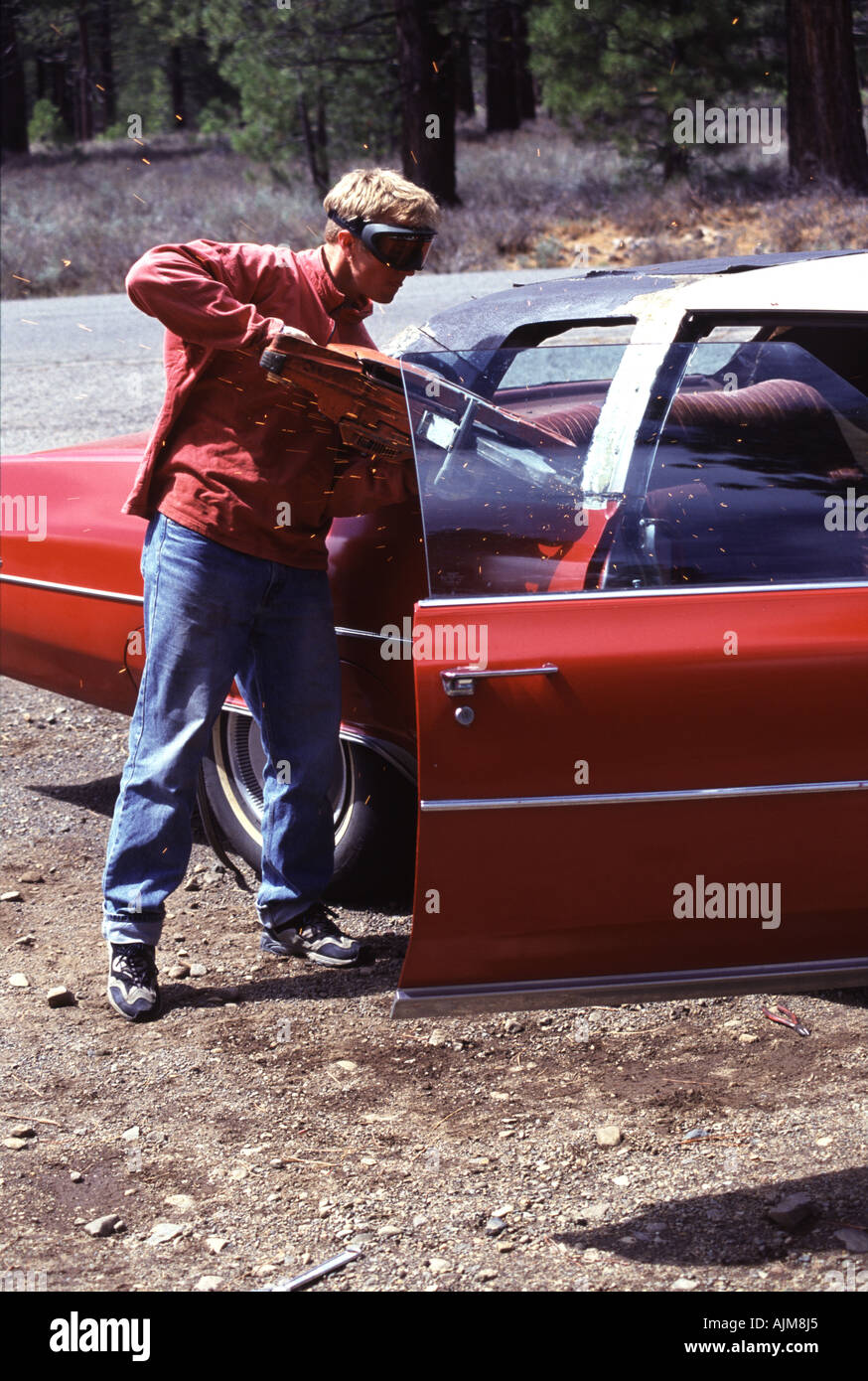 Un uomo taglio del tetto di una Cadillac in Truckee CA Foto Stock