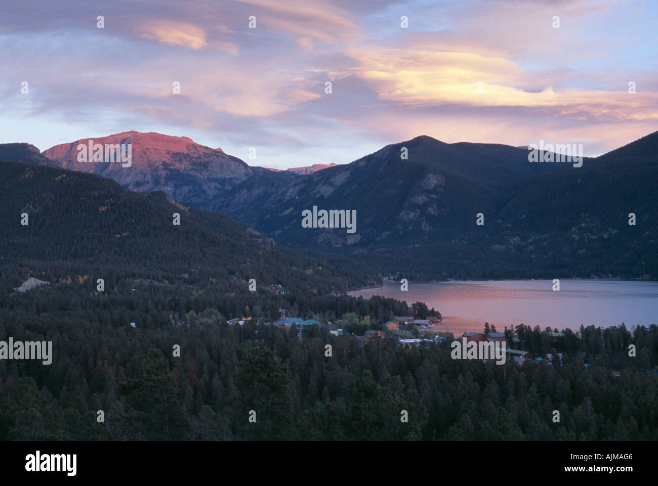 Colorato tramonto cielo sopra il Grand Lake Grand County CO Foto Stock