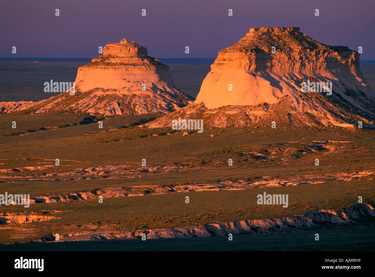 La luce del tramonto incornicia il Pawnee Buttes Pawnee Nat l prateria CO Foto Stock