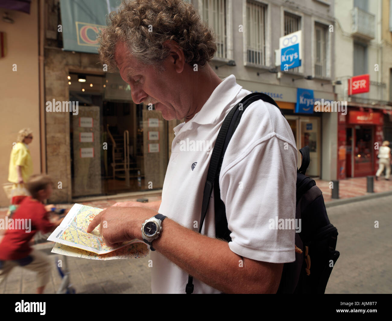 Perpignano Francia per turisti in cerca di indicazioni sulla mappa Foto Stock