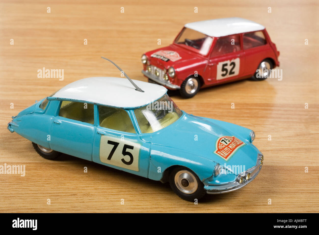 Citroen DS 19 Rally di Monte Carlo auto pressofuso Corgi no.323 e Mini Cooper S Corgi modello pressofuso no.321 Foto Stock