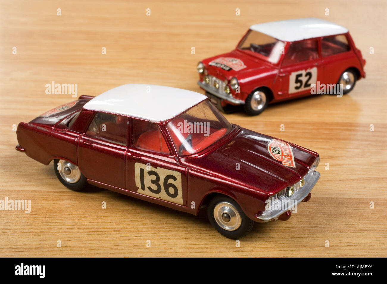 Rover 2000 Rally di Monte Carlo. Corgi modello pressofuso no.322 e Mini Cooper S Corgi modello pressofuso no.321 Foto Stock
