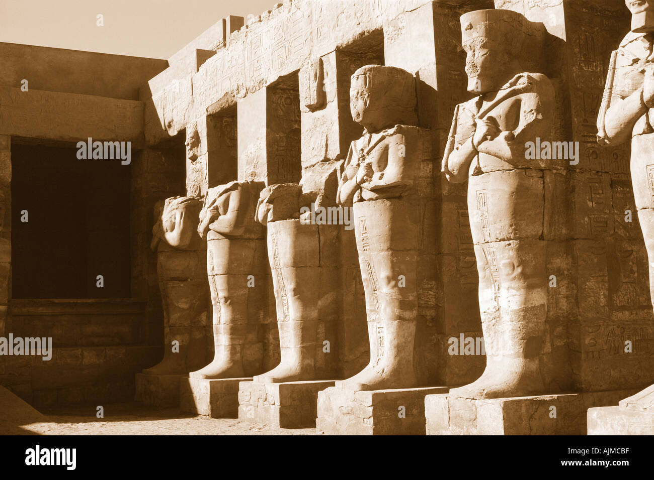 Tempio di Amon il Dio della vita e della riproduzione di Karnak Egitto versione monocromatica in tonalità seppia Foto Stock