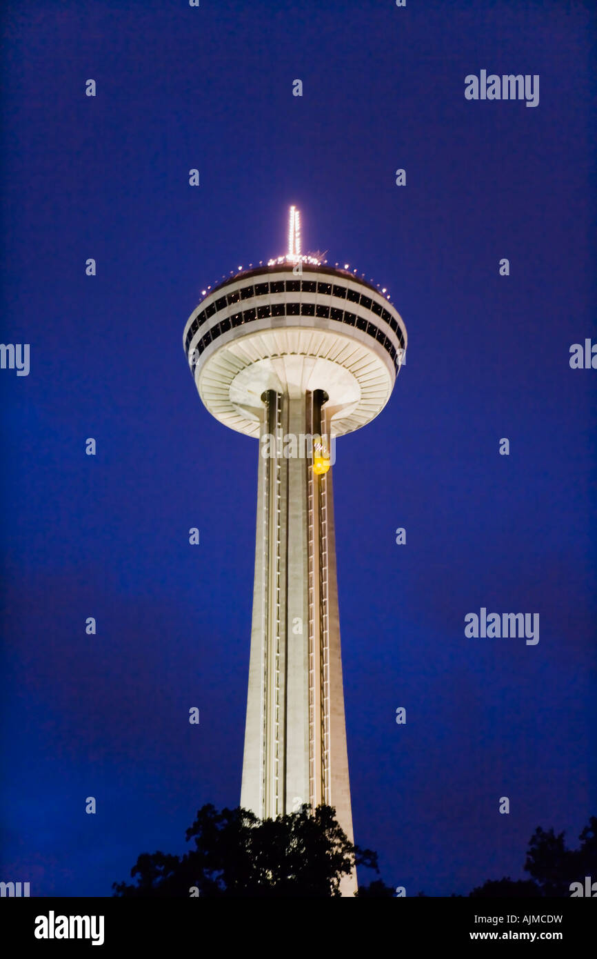 La Torre Skylon Niagara Falls Ontario Canada di notte Foto Stock