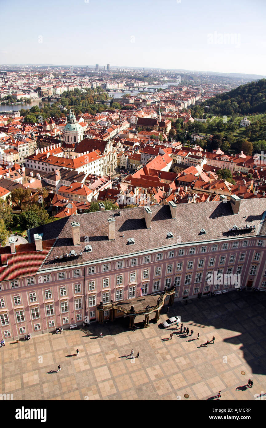 Vista dalla Cattedrale di San Vito, il Castello di Praga cortile, Repubblica Ceca, Europa Foto Stock