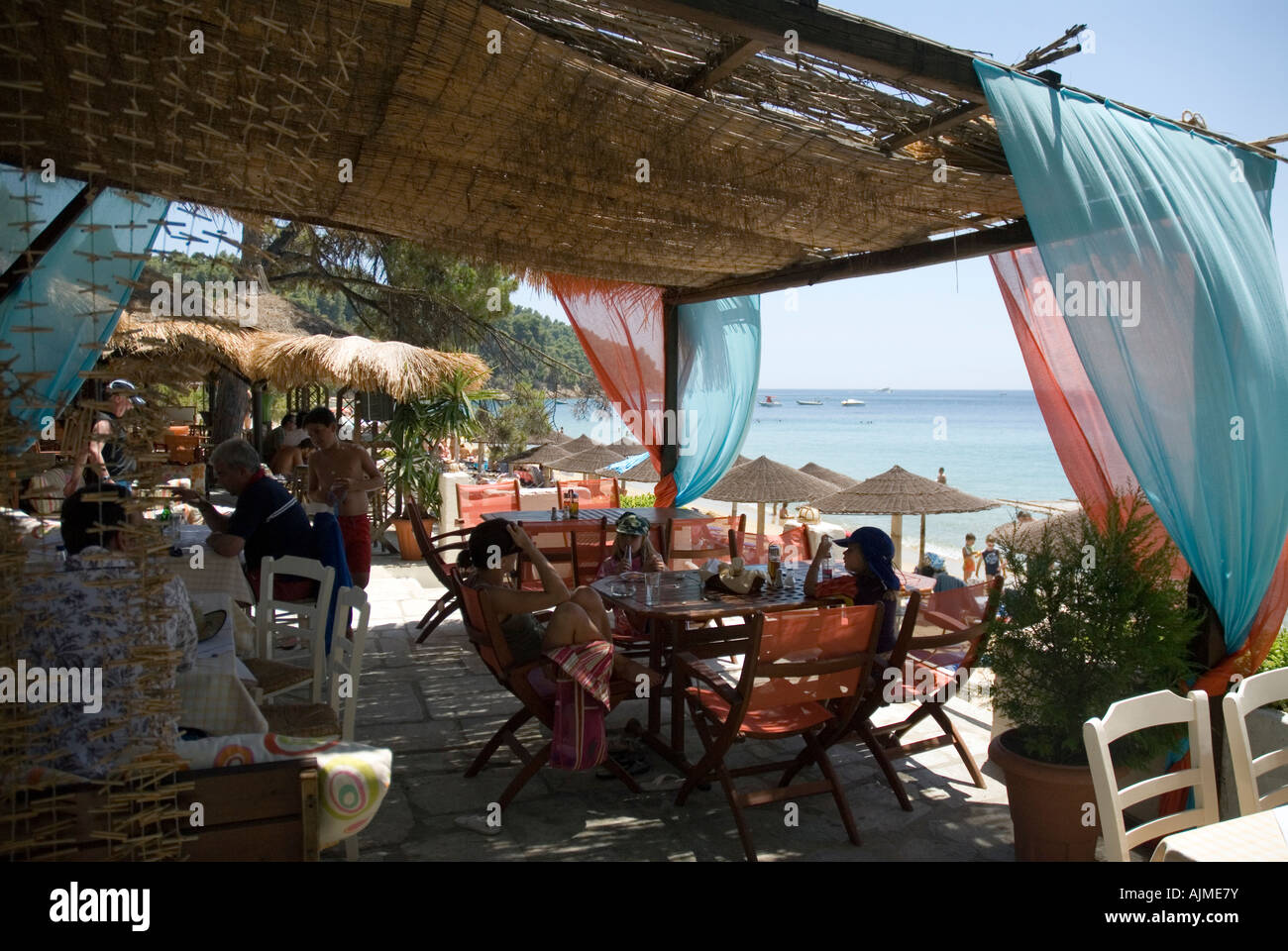 Taverna sulla spiaggia Vromolimnos Kanapitsa penisola isola Skiathos Sporadi Mar Egeo Grecia mediterranea Foto Stock