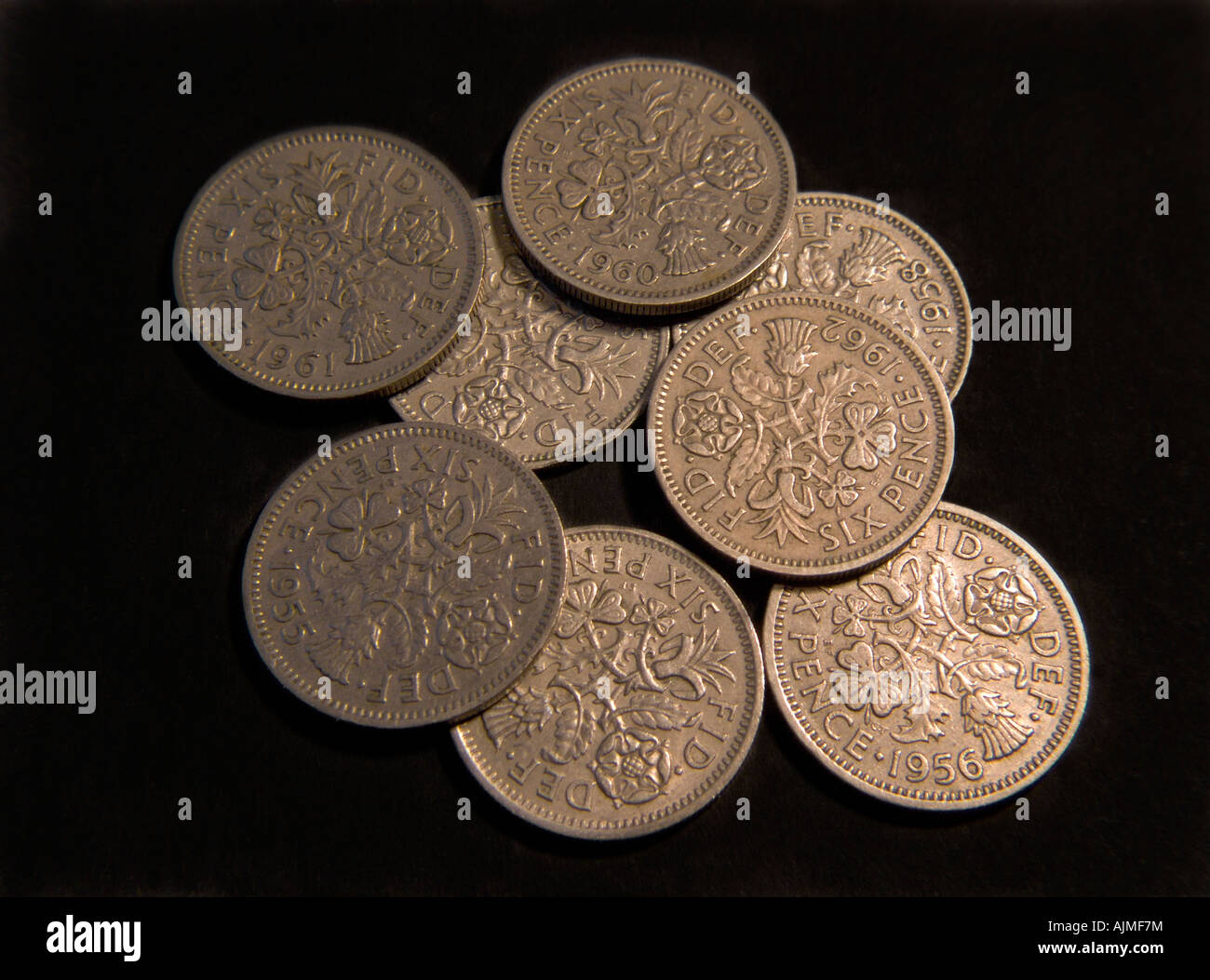 Pila di pre decimale Sixpences britannico Foto Stock