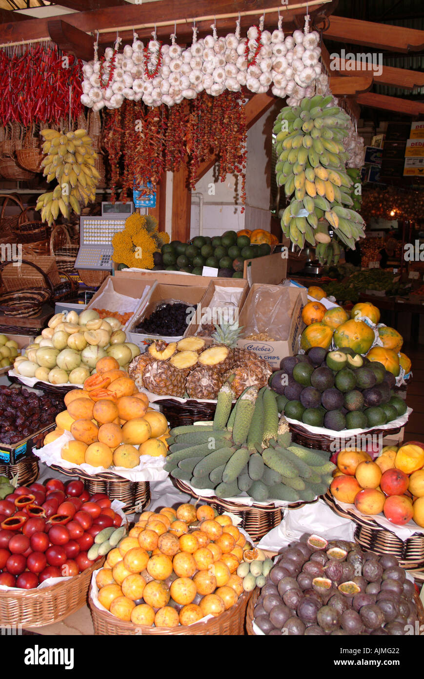 Frutta in stallo il Mercato degli Agricoltori, Funchal, Madeira Foto Stock