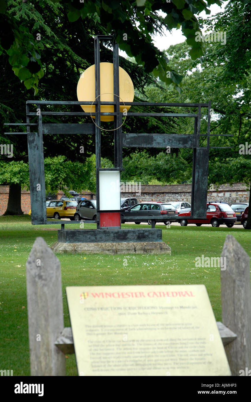 Dipinto di scultura in bronzo di costruzione (Crocifissione) omaggio a Mondrian da Dame Barbara Hepworth la Cattedrale di Winchester Hampshire Foto Stock