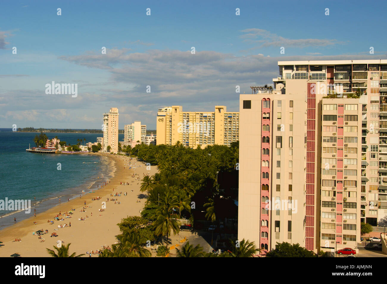 San Juan Portorico, Isole dei Caraibi, Isla Verde famosa spiaggia con lucertole da mare, vista aerea Foto Stock