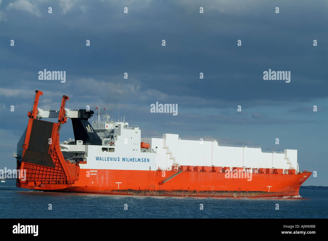 RORO auto nave da trasporto Tampere acqua Southampton Hampshire England Regno Unito Foto Stock