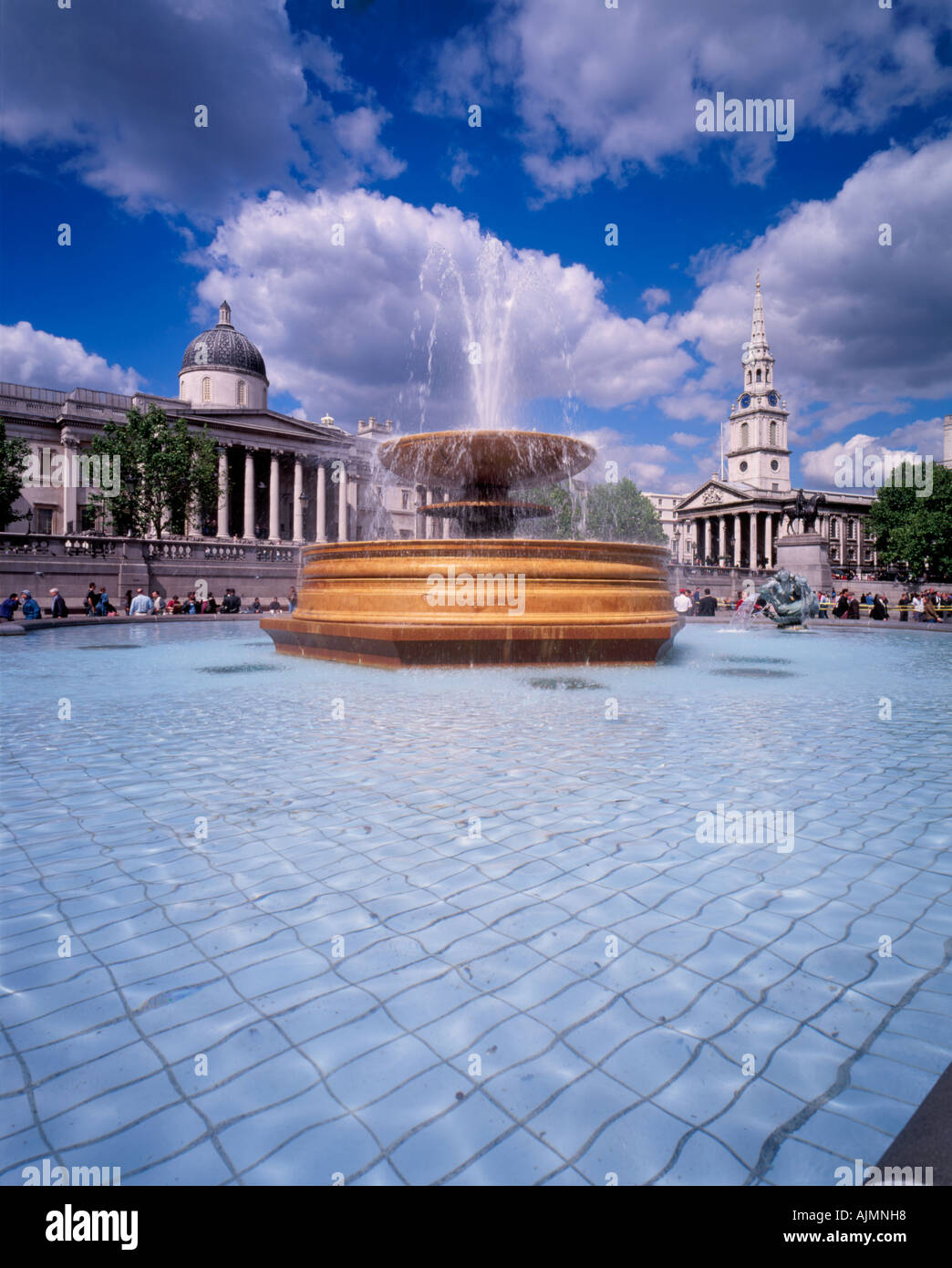 Fontana, la Galleria Nazionale e la chiesa di San Martino a campi in Trafalgar Square London Inghilterra England Foto Stock