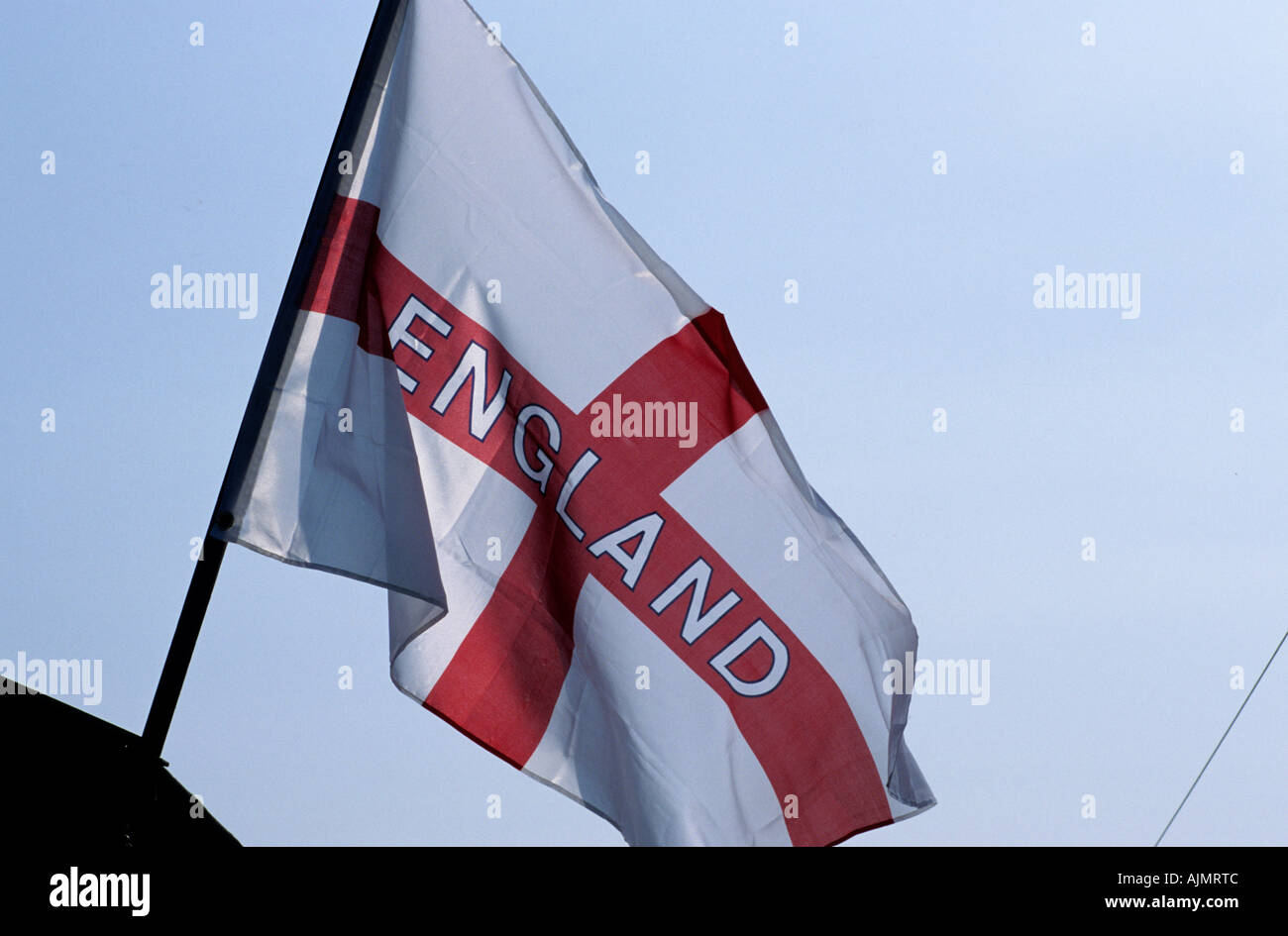 Bandiera inglese a volare su un breezy day Foto Stock