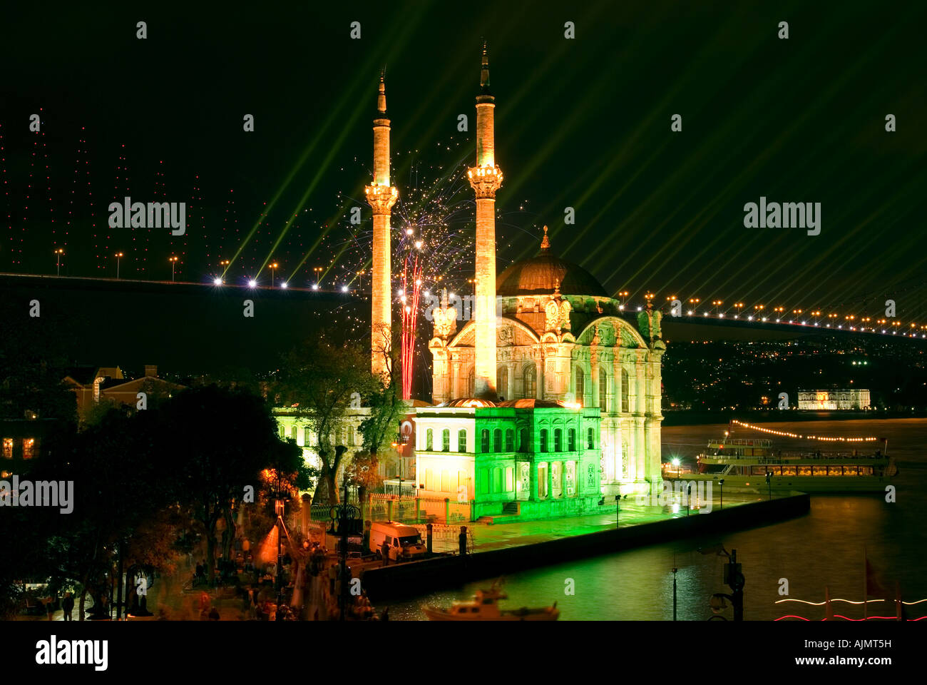 Luce e spettacolo pirotecnico oltre il Ponte sul Bosforo su 29 Ottobre 2007 Giorno di indipendenza, Istanbul Turchia. Foto Stock