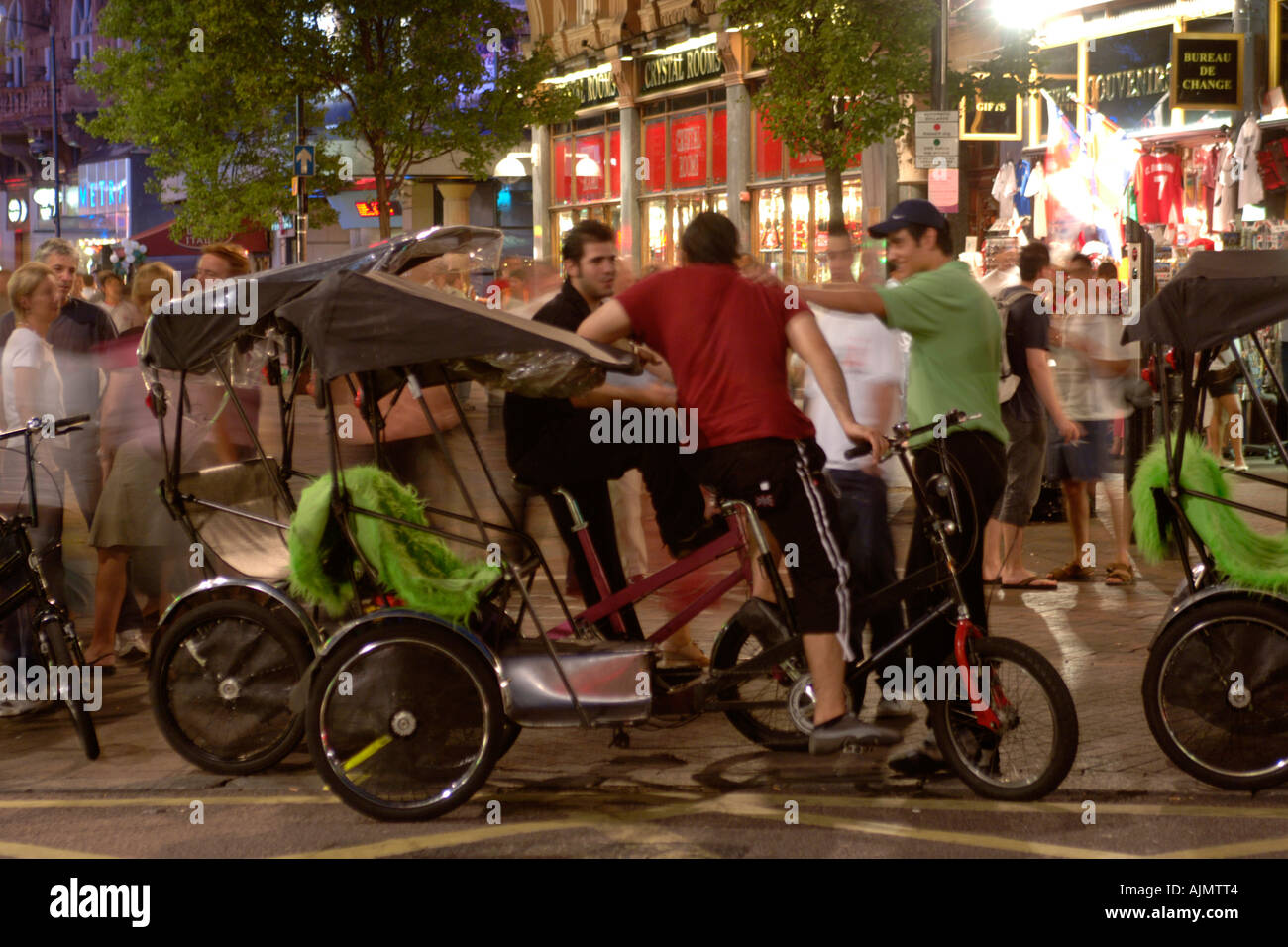 Risciò bicicletta con i loro piloti vicino a Leicester Square a Londra. Foto Stock