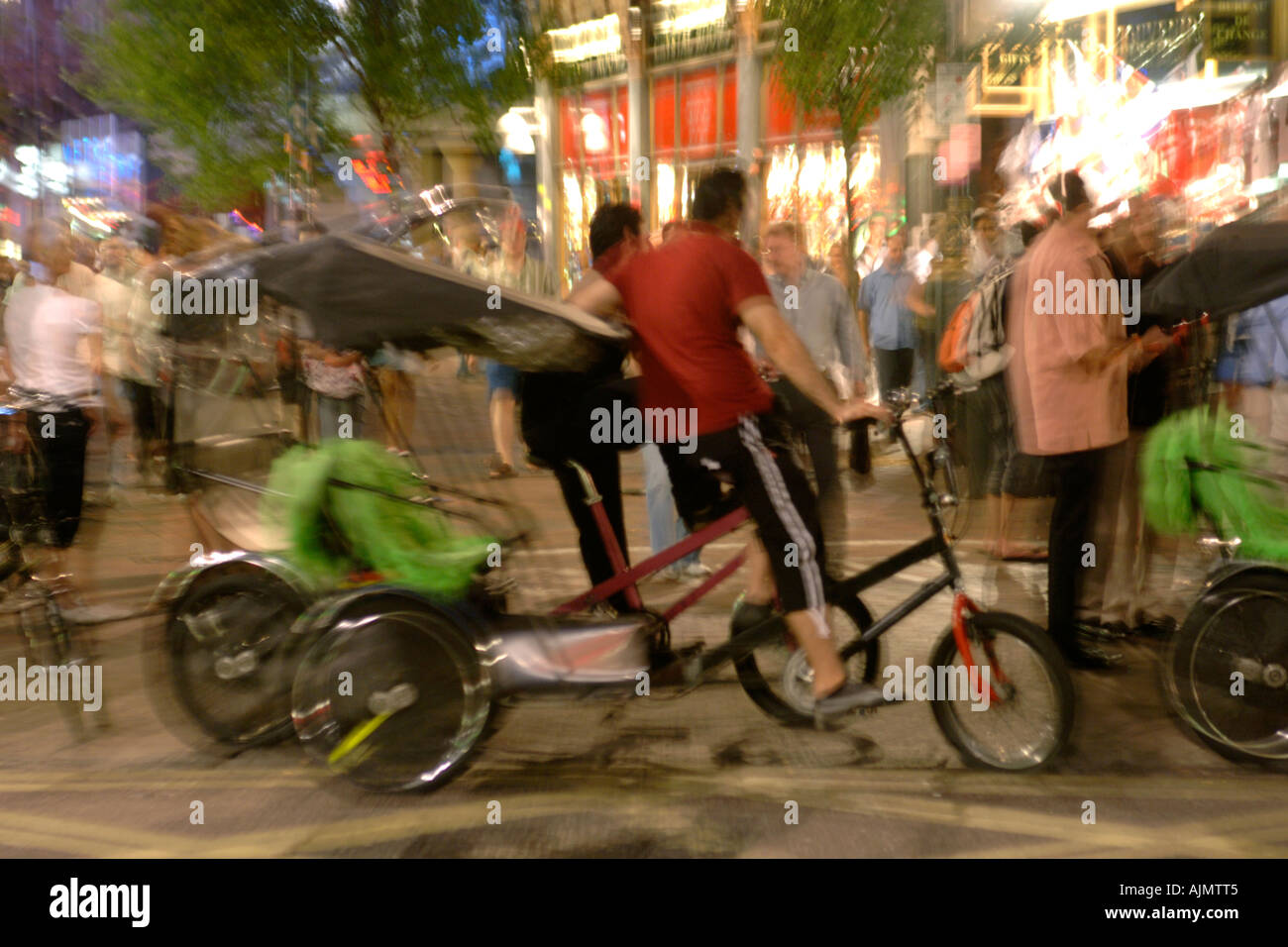 Risciò bicicletta con i loro piloti vicino a Leicester Square a Londra. Foto Stock