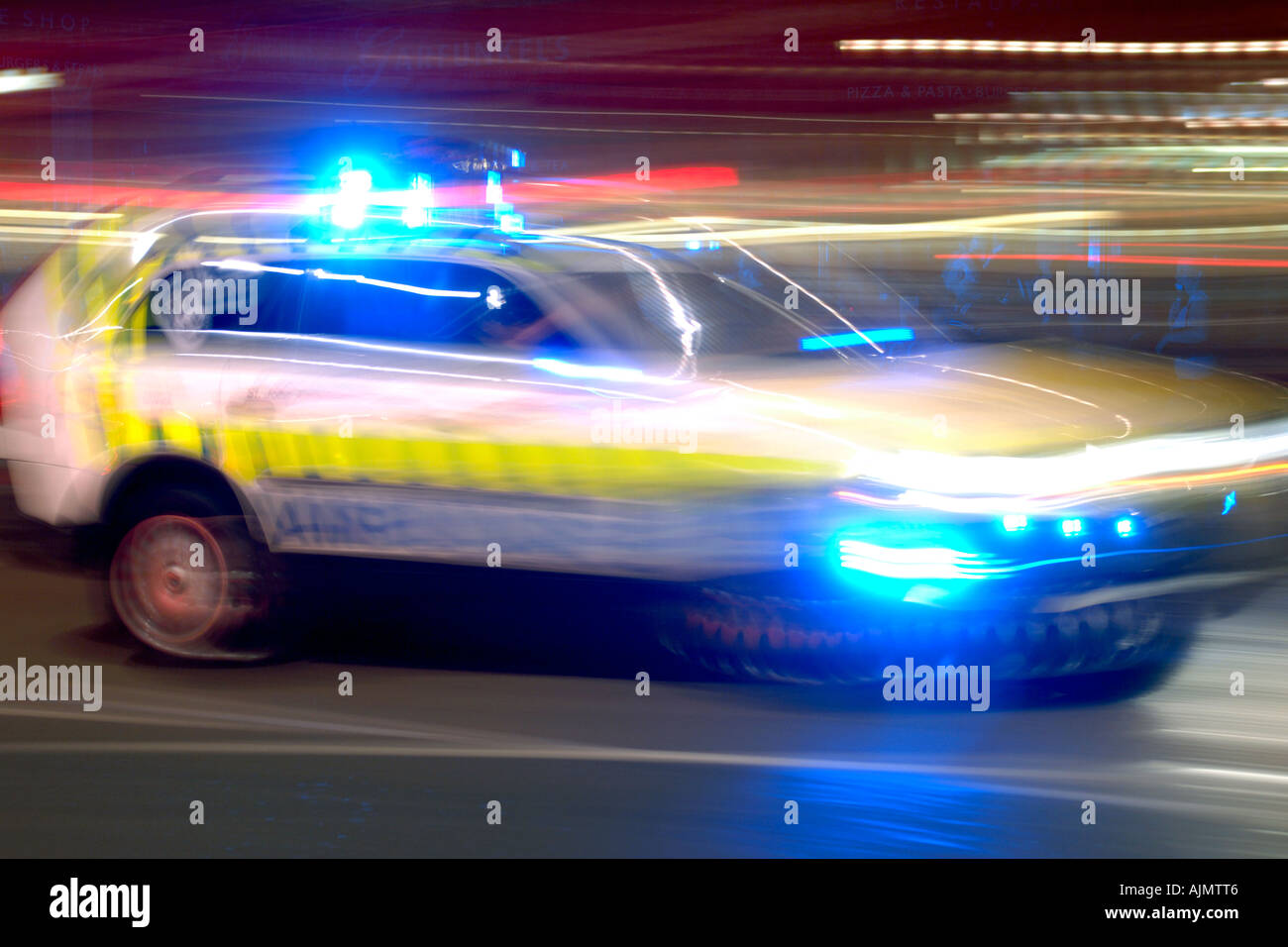 Un servizi di emergenza veicolo accelerando attraverso una strada di Londra di notte. Foto Stock
