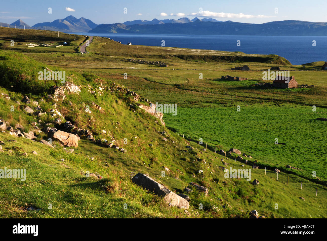 Isola di Skye visto da nord della città Applecross acros Suono interno oceani Atlantico coast NE Highland Scozia Scotland Foto Stock