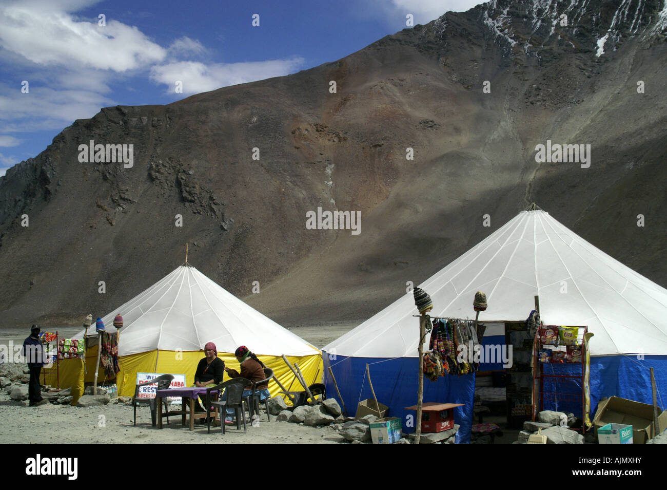 Ladakh montagne Himalaya India summer blue sky peak hill Baralacha Pass, Valle Zing Zing Bar Foto Stock