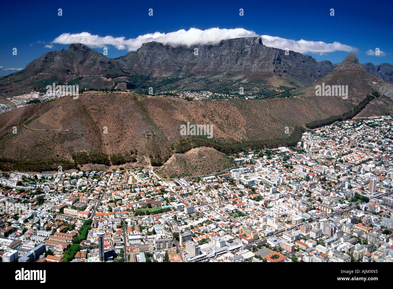 Una veduta aerea del litorale atlantico della periferia di Città del Capo ai piedi della Montagna della Tavola in Sud Africa. Foto Stock