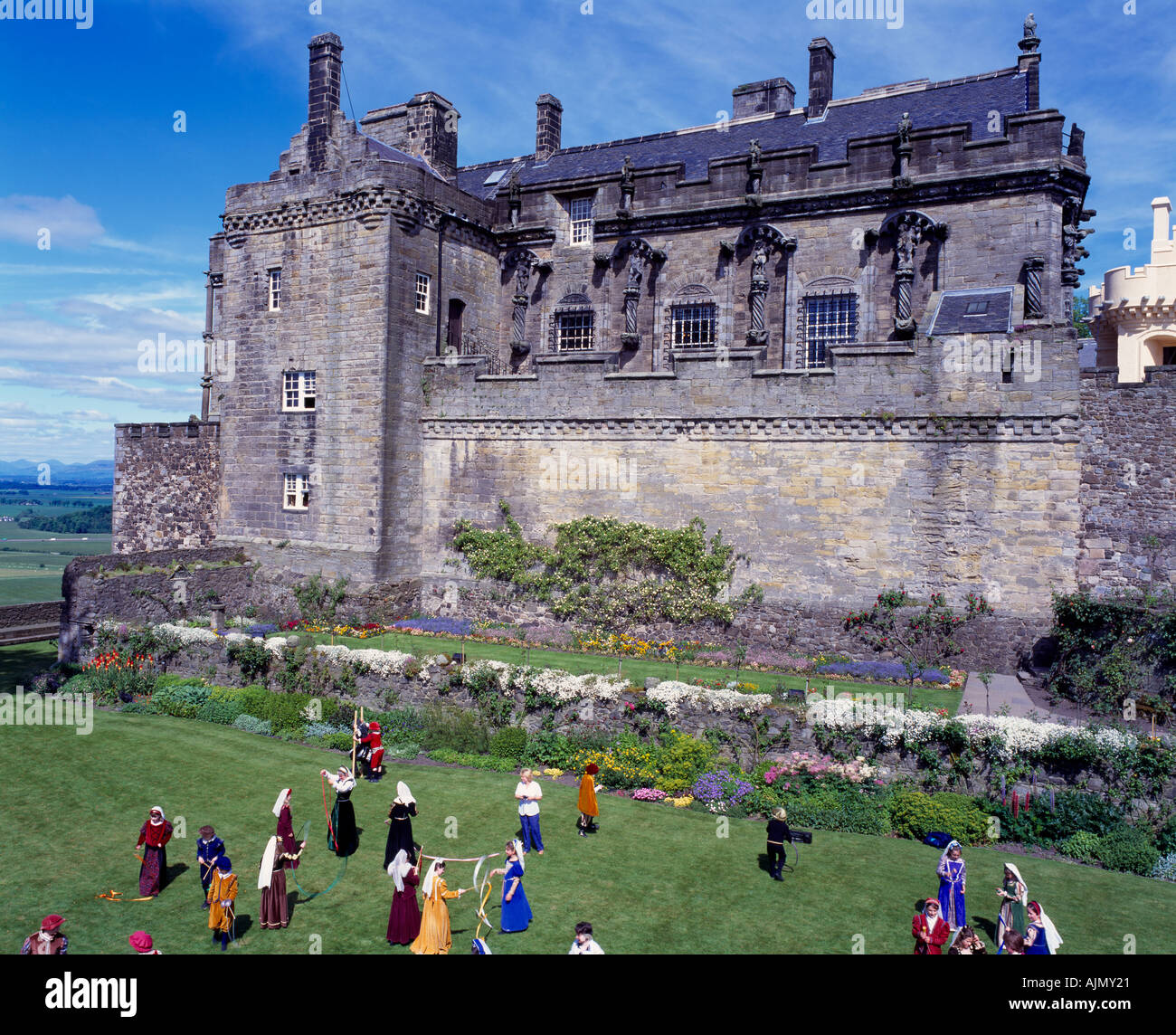 Queen Anne giardini e Palazzo, il Castello di Stirling, Stirling, Scozia, Regno Unito. Bambini che giocano e vestito in periodo custume Foto Stock