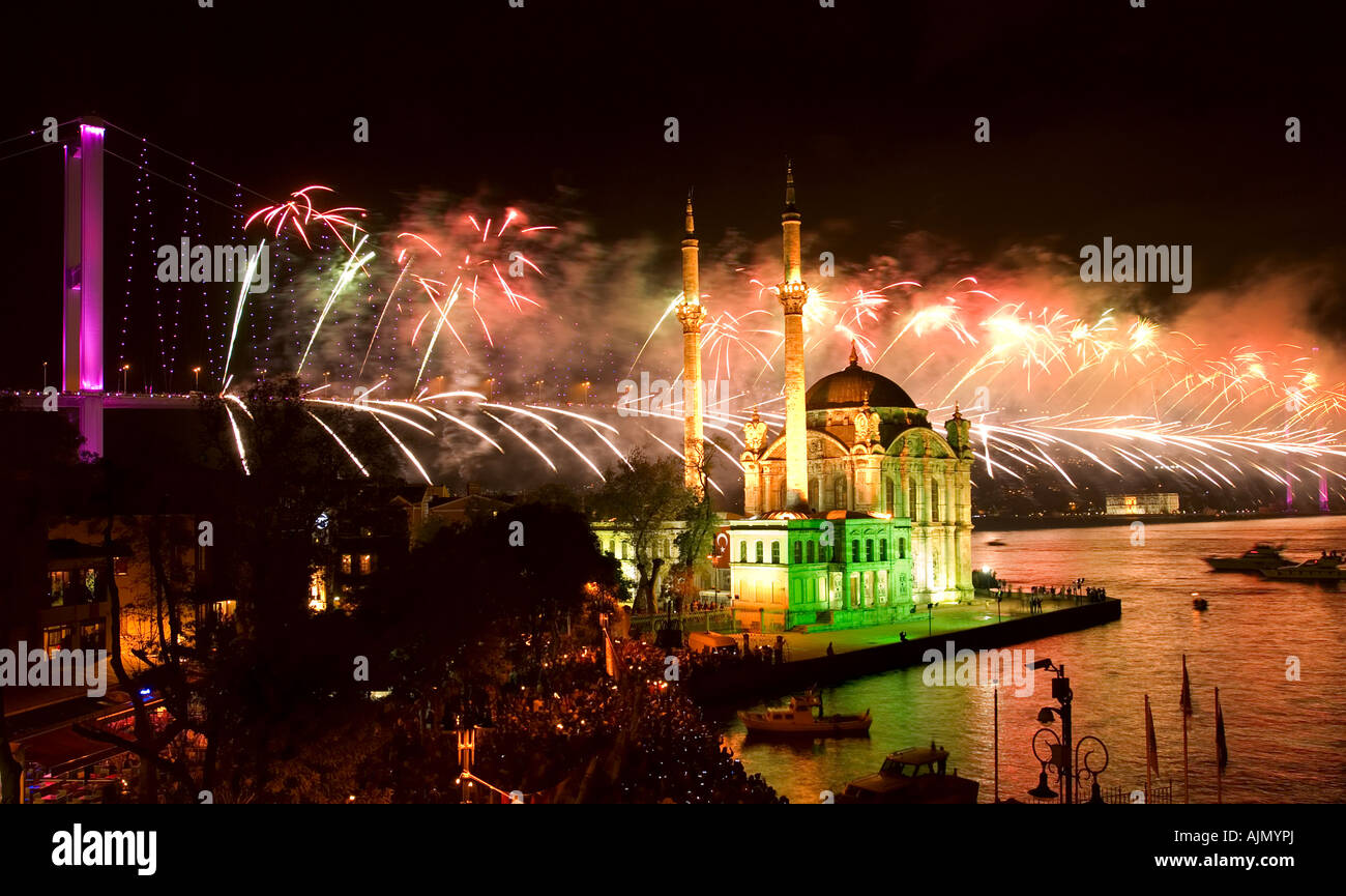 Luce e spettacolo pirotecnico oltre il Ponte sul Bosforo il 29 ottobre giorno di indipendenza, Istanbul Turchia. Foto Stock