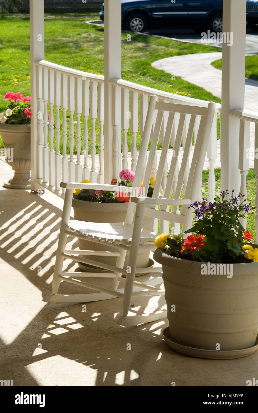 La sedia a dondolo sulla veranda soleggiata, STATI UNITI D'AMERICA Foto Stock