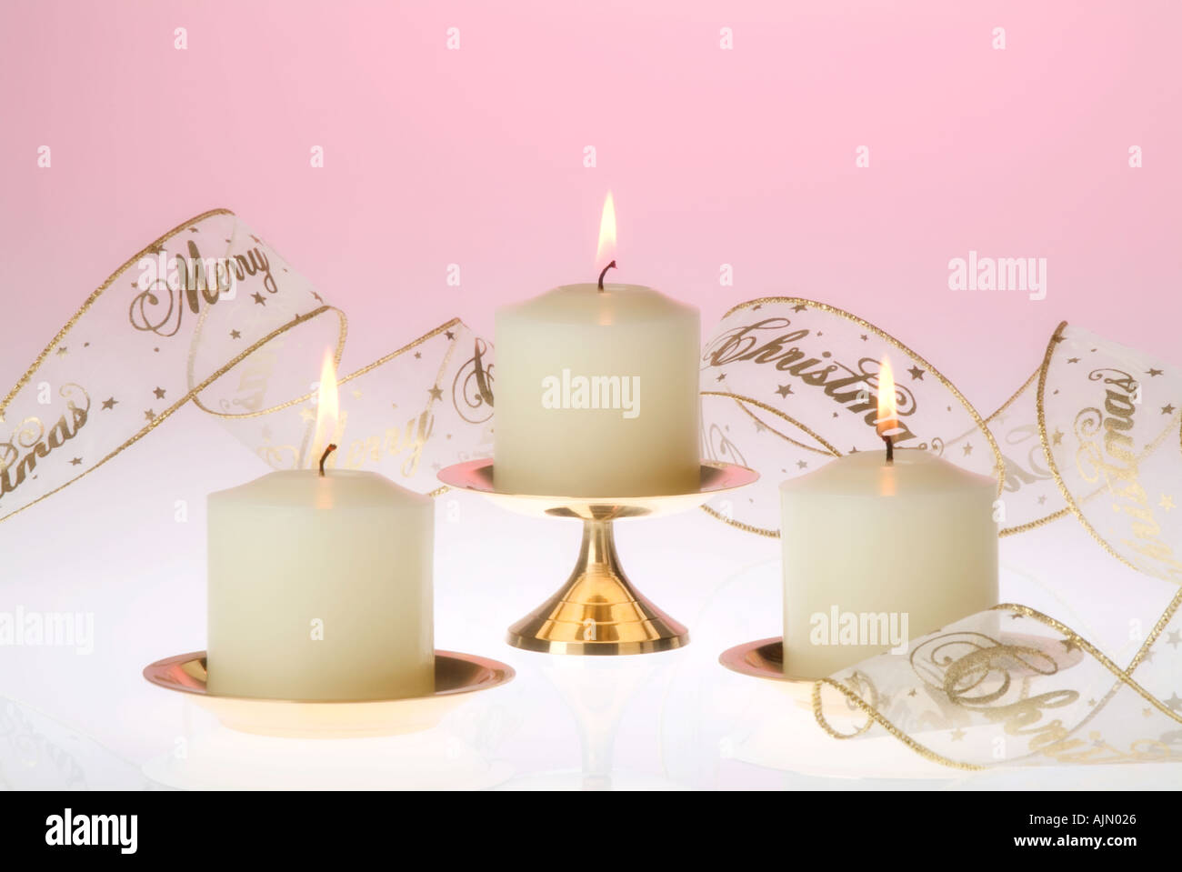 Ancora in vita con candele e Natale nastro Foto Stock