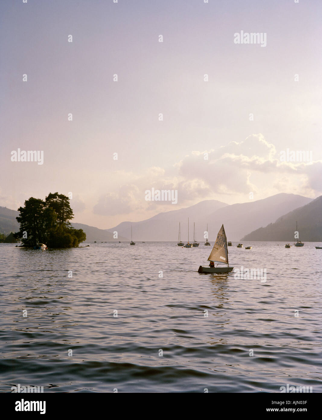 Barca a vela sul Loch Tay Perthshire Foto Stock