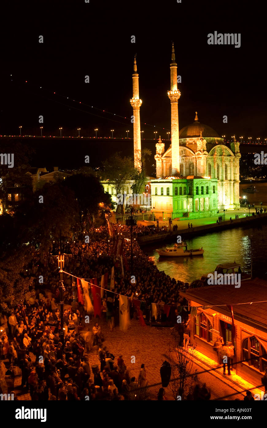 Luce e spettacolo pirotecnico oltre il Ponte sul Bosforo su 29 Ottobre 2007 Giorno di indipendenza, Istanbul Turchia. Foto Stock