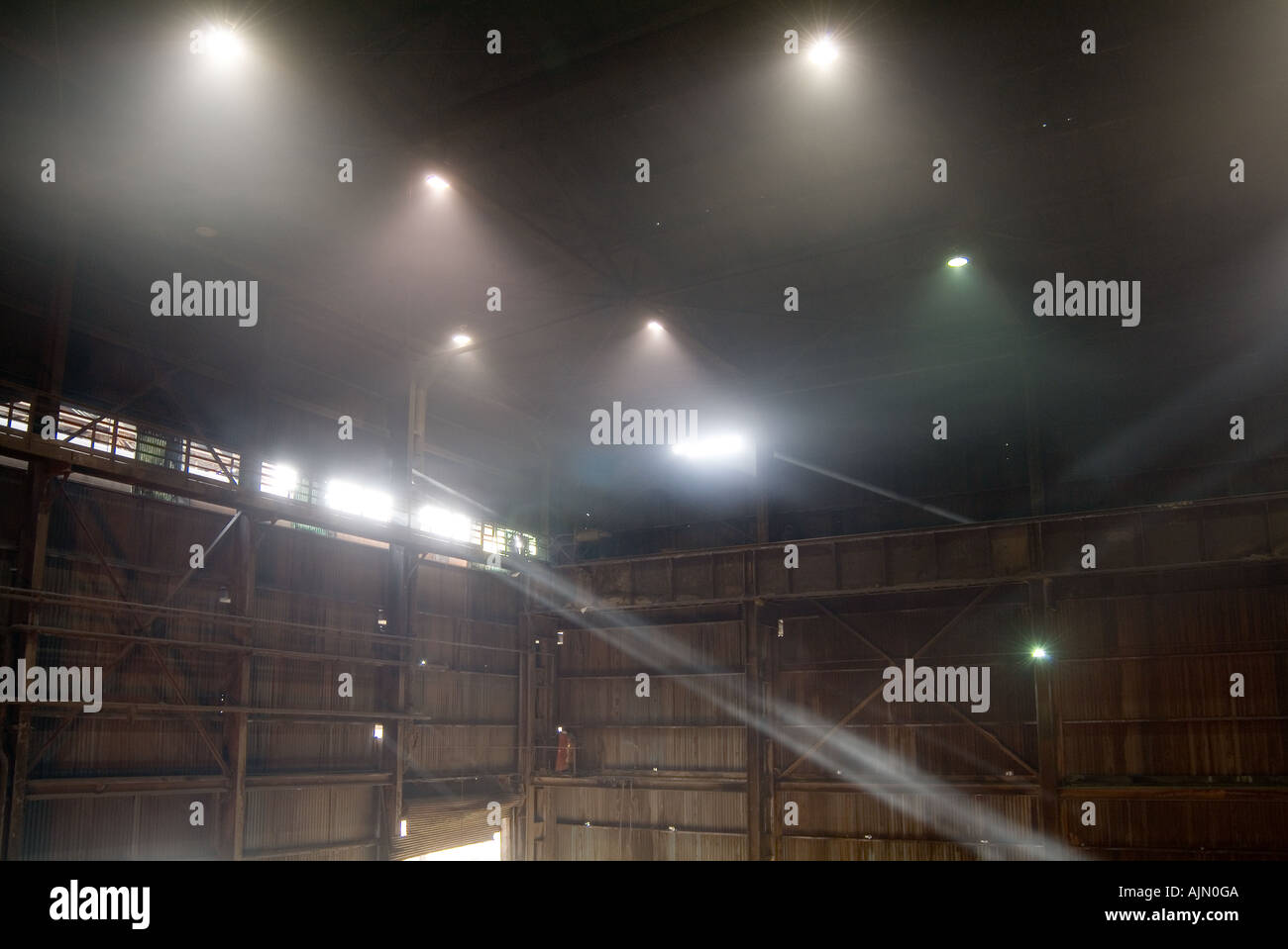 Polveroso industriali sporchi mulino in acciaio Factory con luce Shing attraverso la foschia e fumo, Pennsylvania, STATI UNITI D'AMERICA Foto Stock