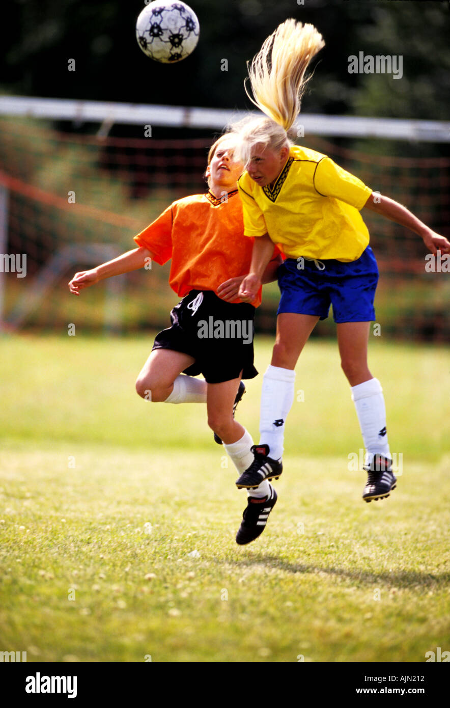 Due dodici anni di ragazze battaglia per una testata in una partita di calcio Foto Stock