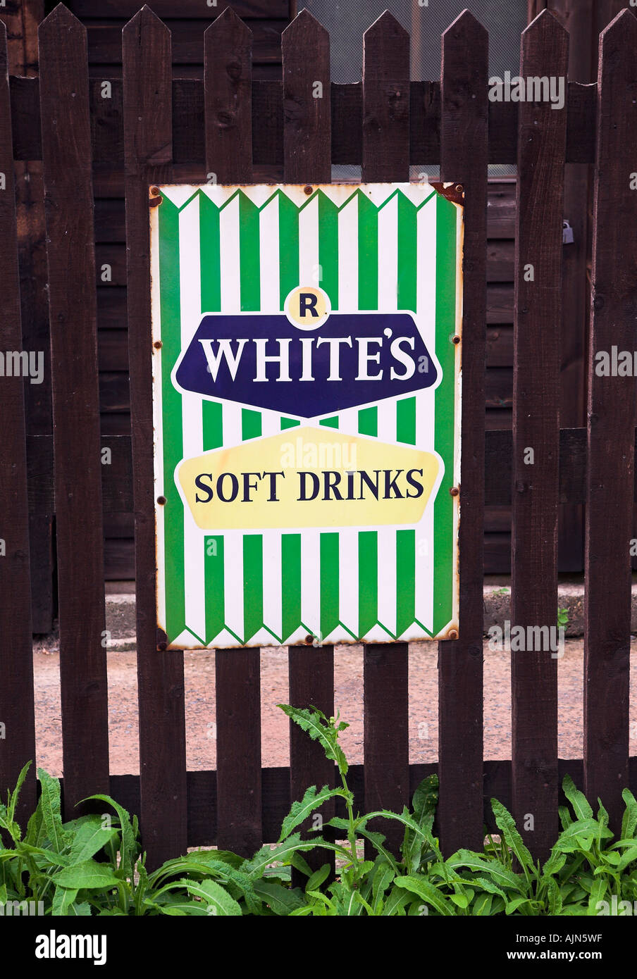 Il vecchio pannello pubblicitario fuori Horsted Keynes stazione ferroviaria bianchi pubblicità soft drinks. Sussex 2006 Foto Stock