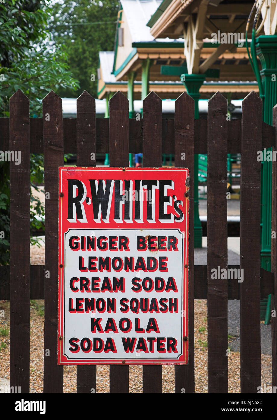Il vecchio pannello pubblicitario fuori Horsted Keynes stazione ferroviaria pubblicità R bianco soft drinks. Sussex 2006 Foto Stock