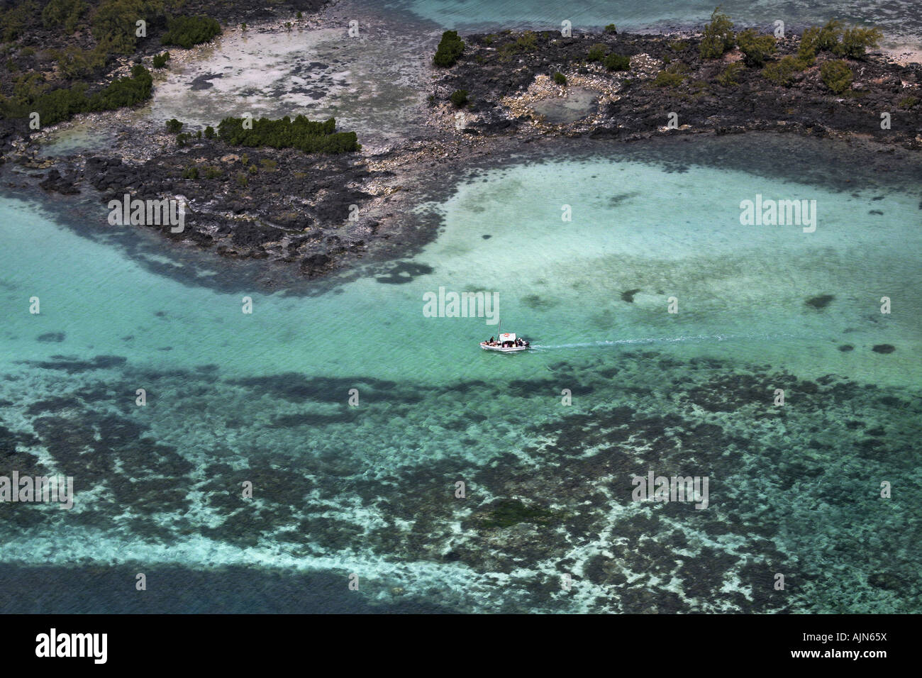 Piccola barca di navigazione nella laguna di Mauritius Foto Stock