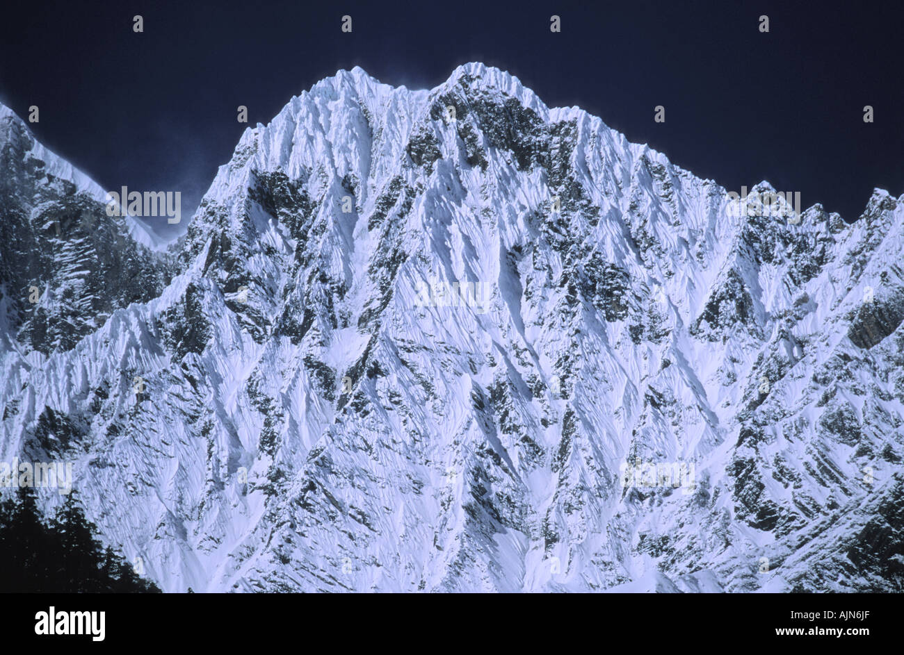 New Scenic 5 posti di snowclad montagna himalayana in area Chame Annapurna Conservation Area Nepal Foto Stock