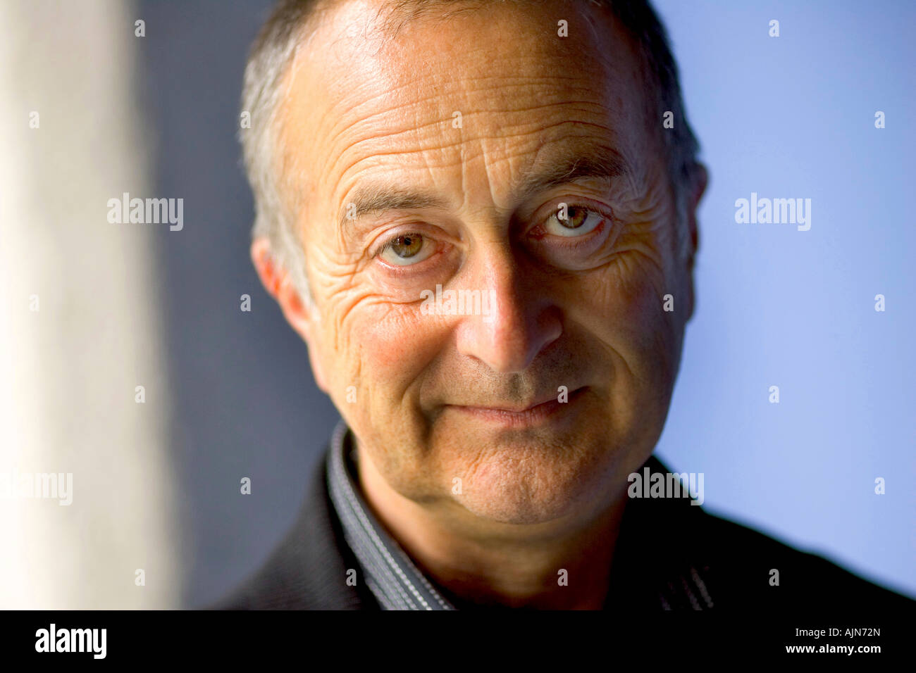 Ritratto di Tony Robinson attore comico e scrittore Foto Stock