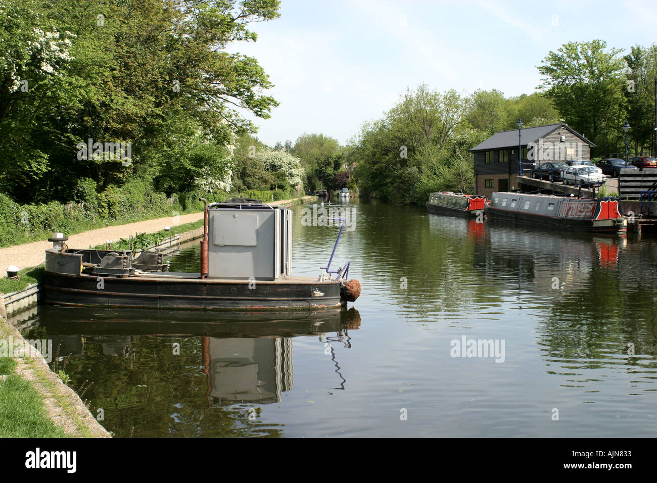 Barca di utilità sul Grand Union Canal Harefield Middlesex in Inghilterra Foto Stock