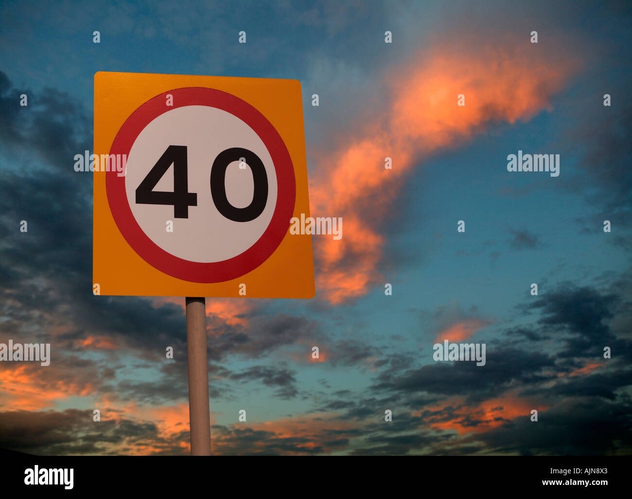 Quaranta miglia di un'ora limite di velocità su strada con segno TWILIGHT sfondo cielo Foto Stock