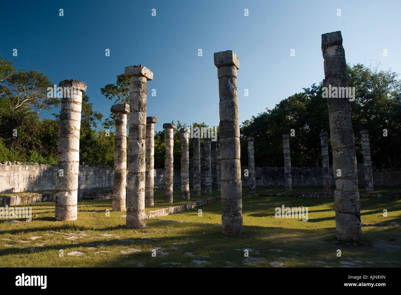 Pilastri nella ex area mercato Chichen Itza Yucatan Messico 2005 Foto Stock
