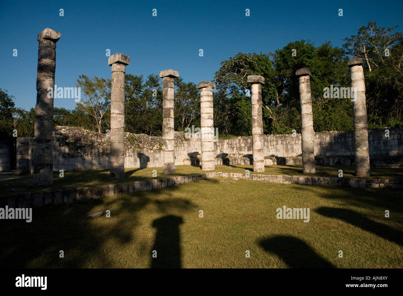 Pilastri nella ex area mercato Chichen Itza Yucatan Messico 2005 Foto Stock