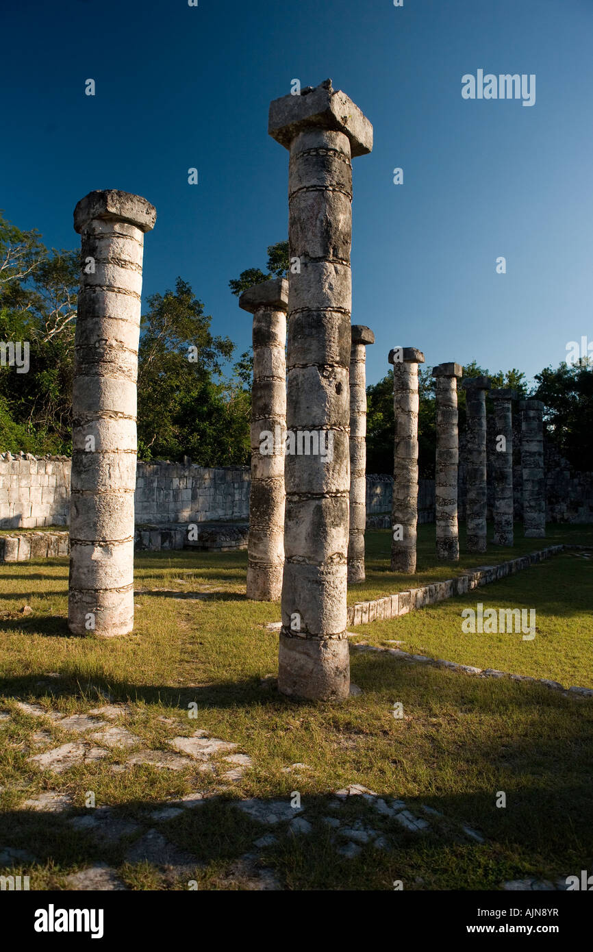 Pilastri nella ex area mercato Chichen Itza Yucatan Messico 2005 Foto Stock
