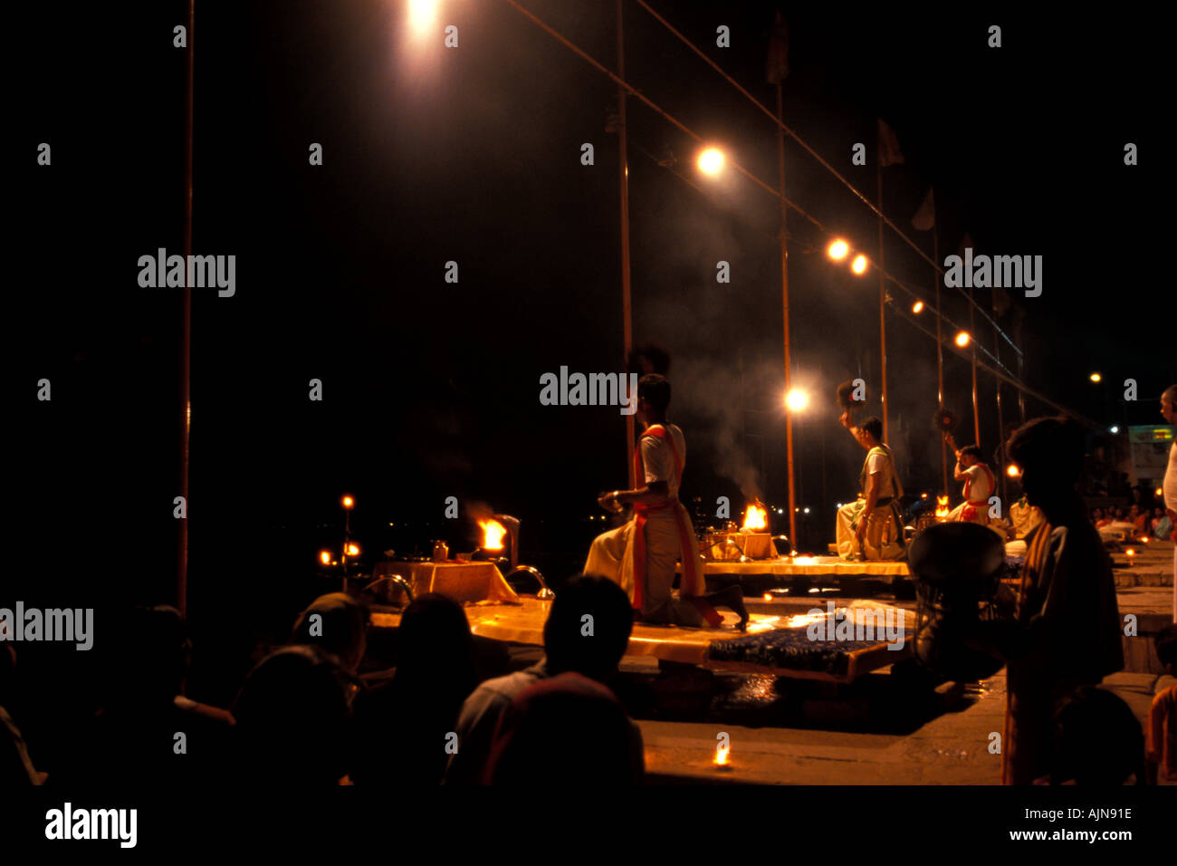 Cinque sacerdote eseguire il notturno Deepmala cerimonia di Ghat di Varanasi Foto Stock