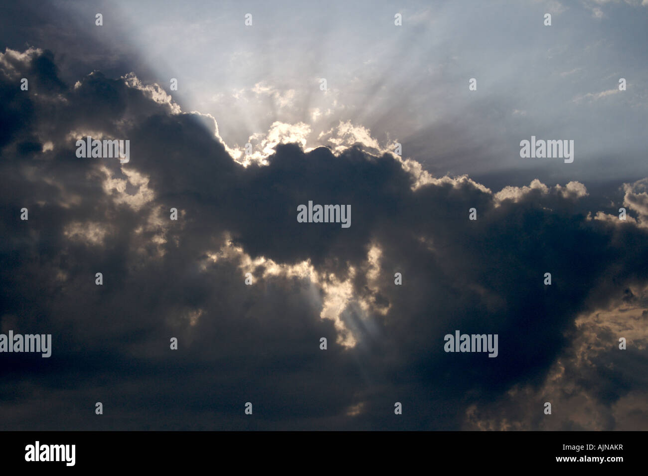 Nuvole scure e sun Foto Stock