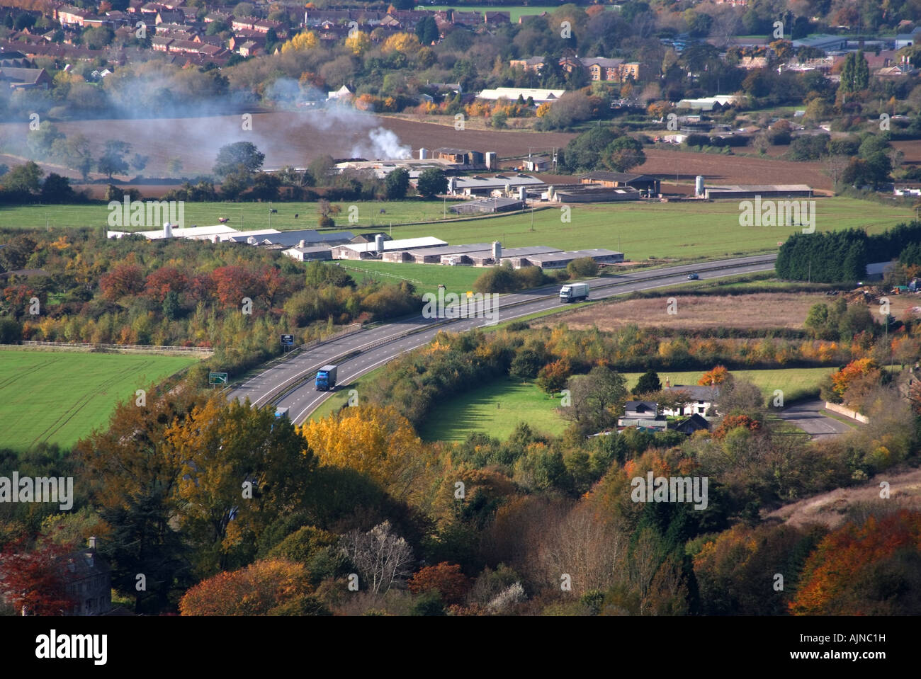 La strada a doppia carreggiata attraverso la campagna del Gloucestershire. Un417 vicino a Birdlip. In Inghilterra. Regno Unito Foto Stock