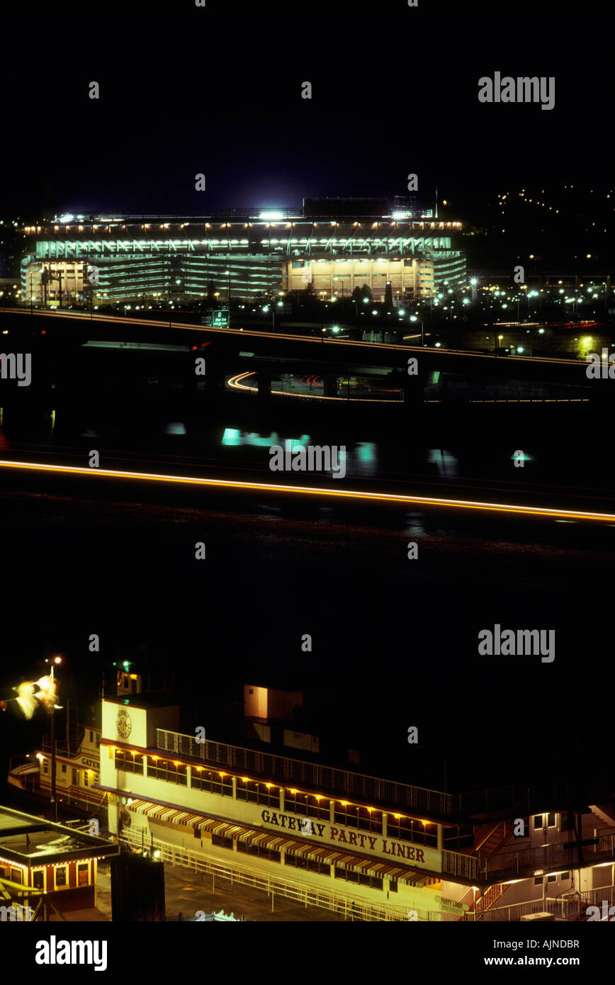 Pittsburgh PA Pennsylvania tre fiumi stadium di notte Gateway in barca sul fiume Foto Stock