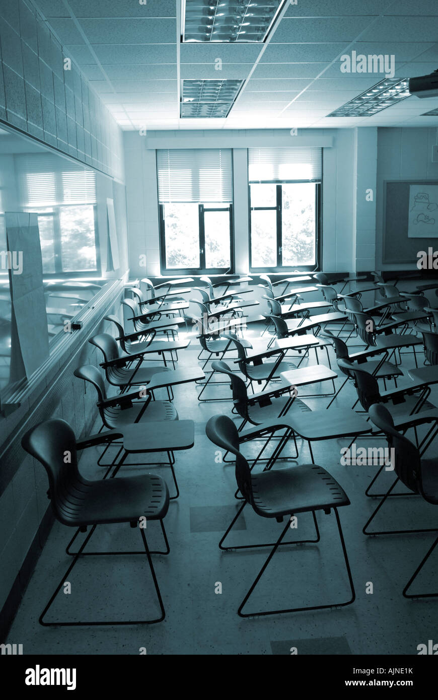 Un vuoto di college aula con sedie e scrivania. Il concetto di istruzione. Foto Stock