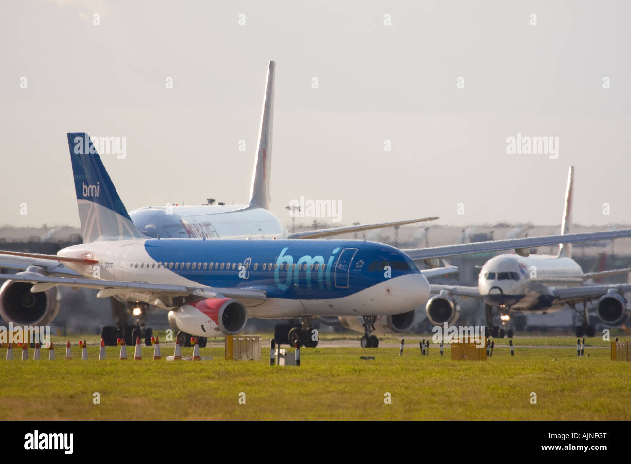 Aerei di linea di rullaggio per la partenza all'Aeroporto di Londra Heathrow, REGNO UNITO Foto Stock