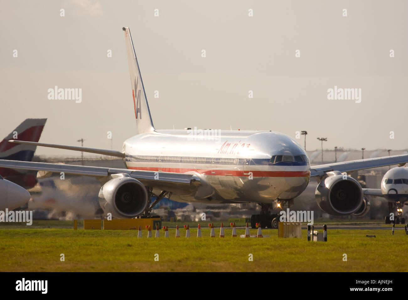 American Airlines Boeing 777 di rullaggio per la partenza all'Aeroporto di Londra Heathrow, REGNO UNITO Foto Stock